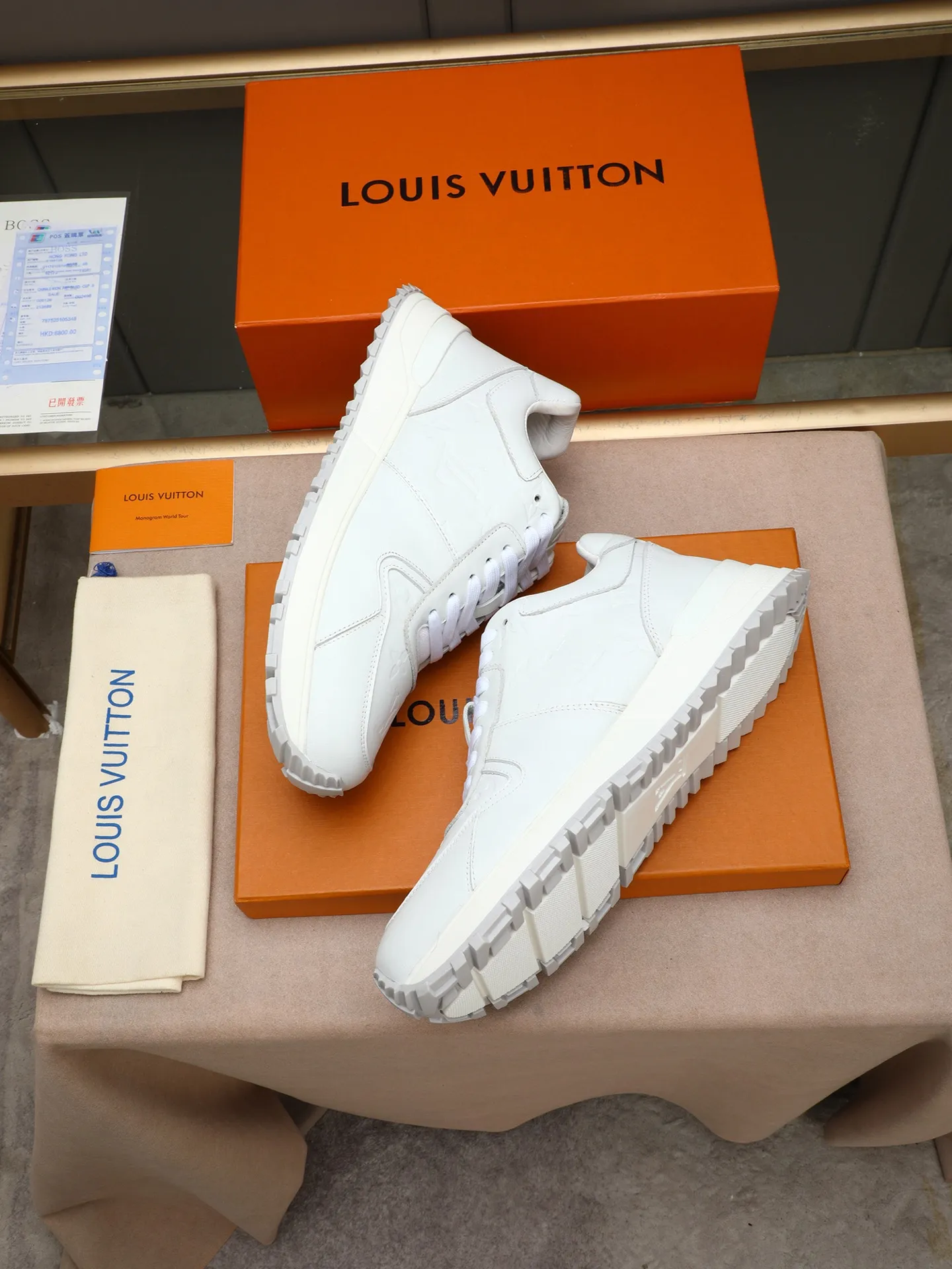 Men's Shoes 💰660 L The Run Away Maxi sneaker debuts in the 2025 collection and continues the iconic design of the Run Away sneaker. The smooth cowhide leather upper features contrasting LV lettering and Vuitton logos, and a lightweight rubber wedge outsole evokes running shoe construction. High level of comfort. Looks good, wears well and matches well. Worth buying! 7 color selection size: 39-44 (45 customized)